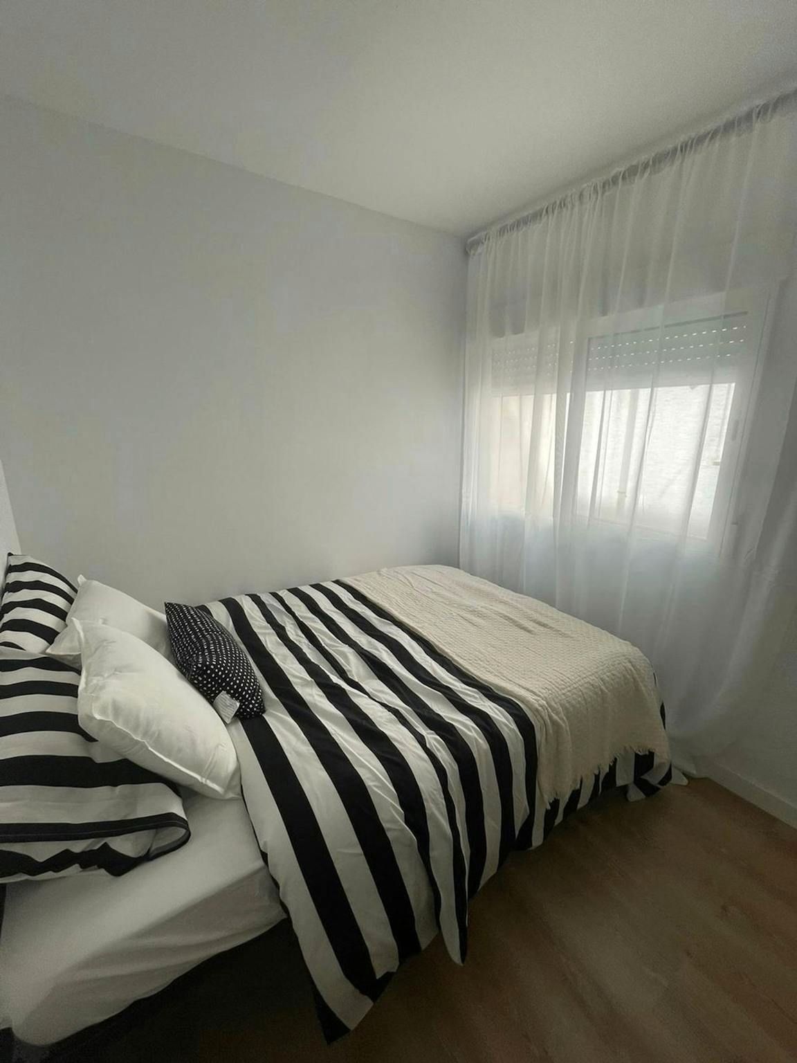 Bedroom of Flat to share in  Valencia Capital  with Washing machine
