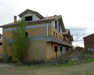 Vista exterior de Edifici en venda en Vega de Infanzones