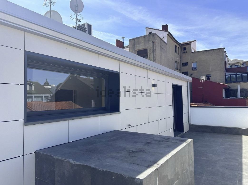 Vista exterior de Àtic en venda en Oviedo  amb Calefacció, Parquet i Terrassa