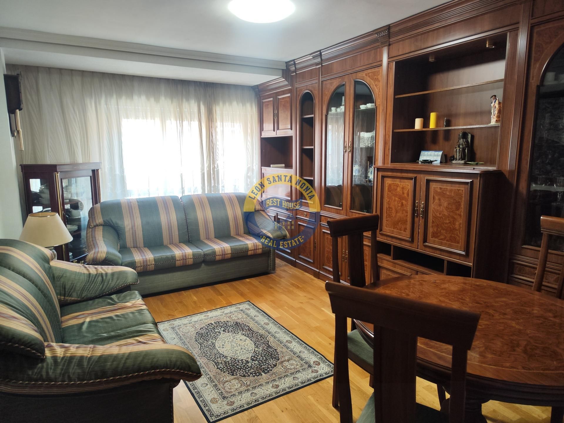 Sala d'estar de Pis de lloguer en León Capital  amb Calefacció i Terrassa