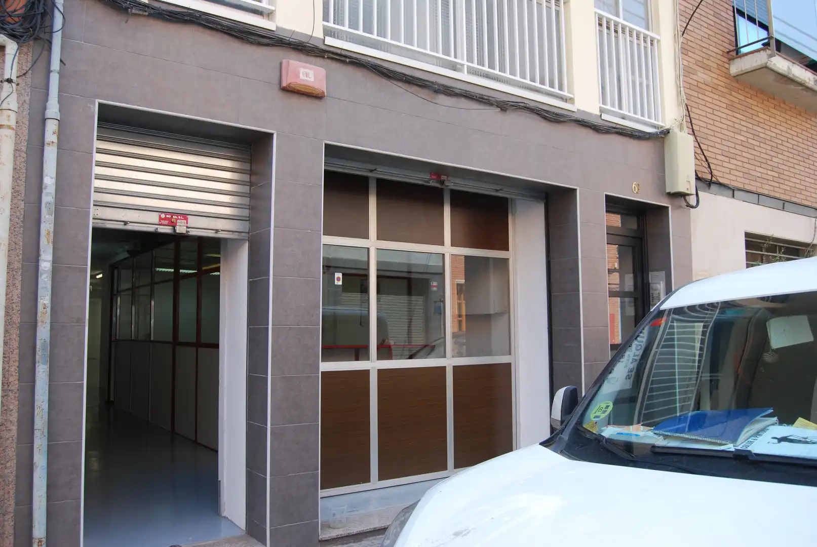 Vista exterior de Local en venda en Cornellà de Llobregat amb Alarma