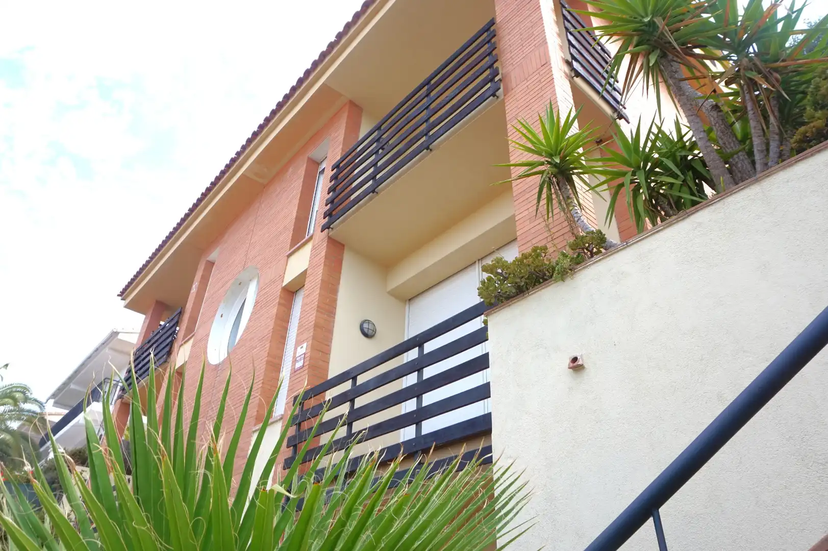 Vista exterior de Casa adosada en venda en Pineda de Mar amb Calefacció, Jardí privat i Terrassa