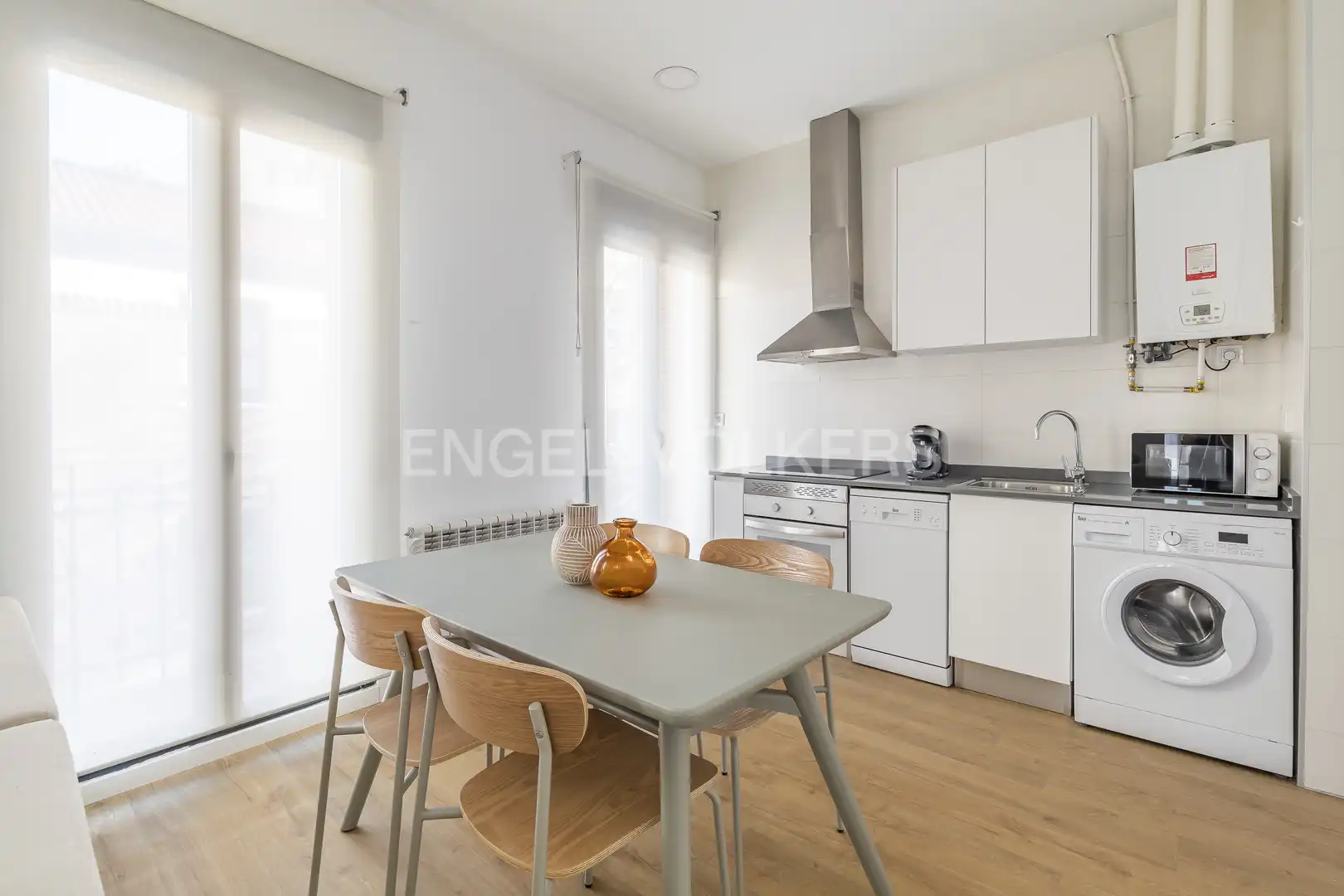 Cuina de Apartament de lloguer en Madrid amb Aire condicionat, Calefacció i Moblat