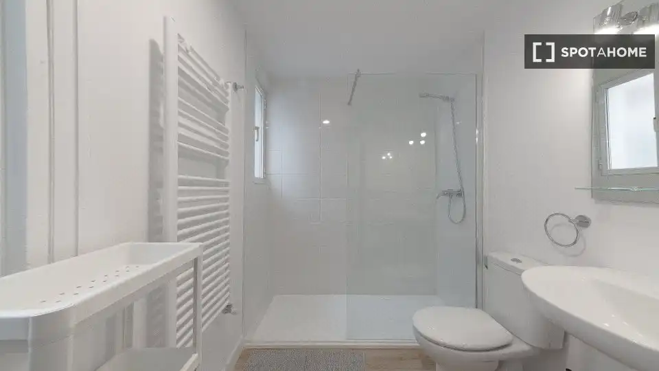 Baño de Piso para compartir en Madrid con Aire acondicionado, Calefacción y Amueblado