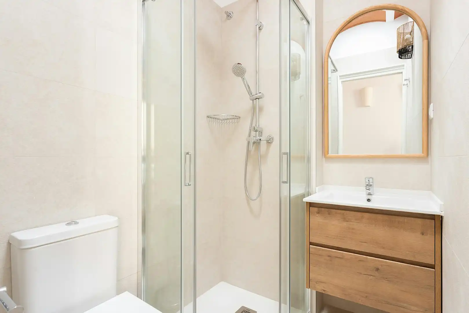 Badezimmer von Wohnung zur Miete in Barcelona mit Klimaanlage, Heizung und Privatgarten