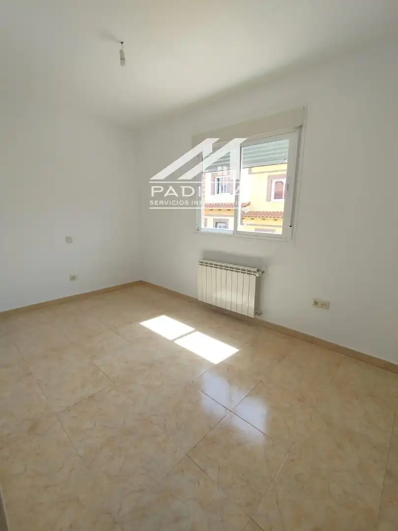 Schlafzimmer von Einfamilien-Reihenhaus zum Verkauf in Méntrida mit Heizung