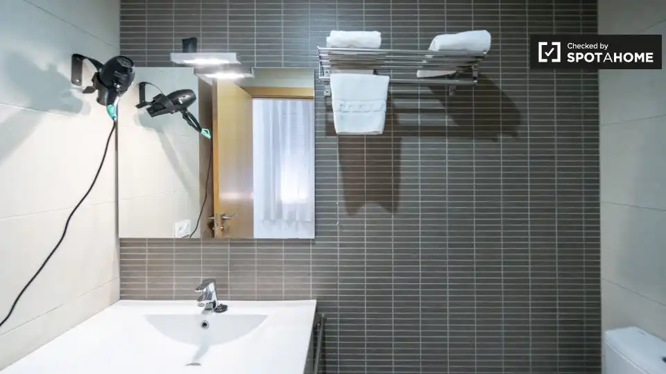 Baño de Piso de alquiler en Valencia con Aire acondicionado, Calefacción y Amueblado