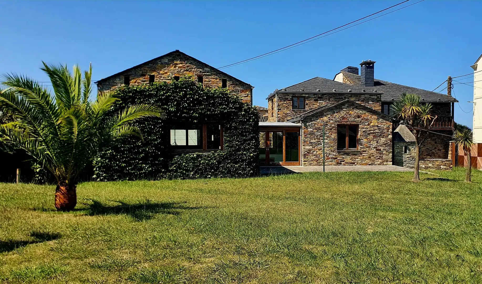Vista exterior de Casa o xalet en venda en Tapia de Casariego amb Calefacció, Jardí privat i Terrassa
