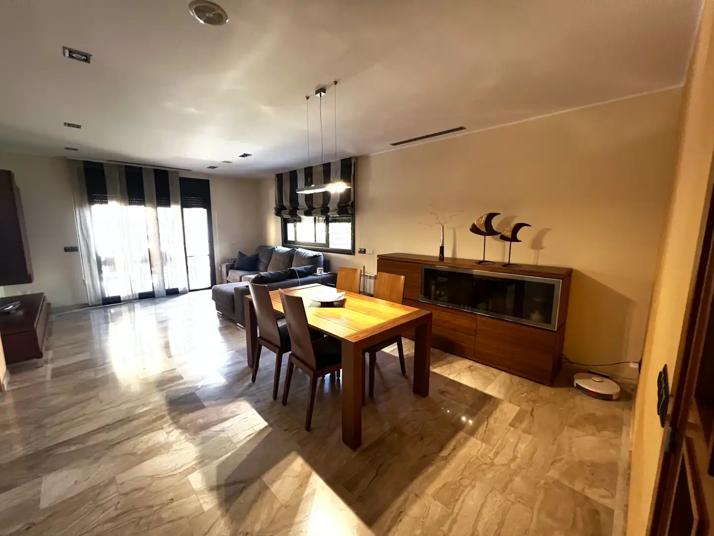 Menjador de Casa o xalet en venda en La Roca del Vallès amb Aire condicionat, Calefacció i Jardí privat