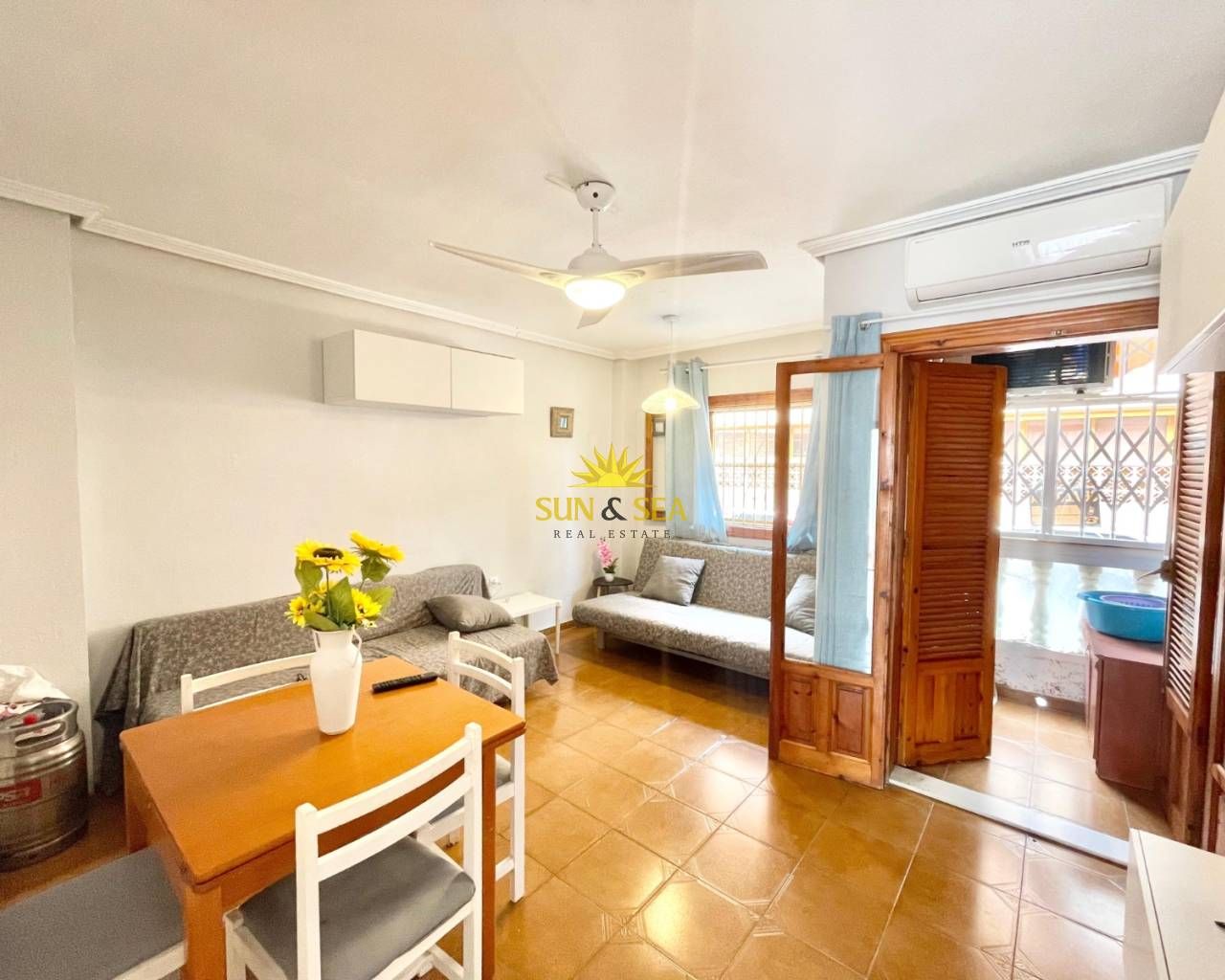 Außenansicht von Wohnung miete in San Pedro del Pinatar mit Ofen, Mikrowelle und Fernseher