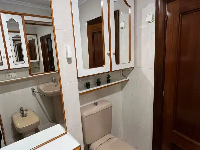 Bany de Pis en venda en Gijón  amb Terrassa i Balcó
