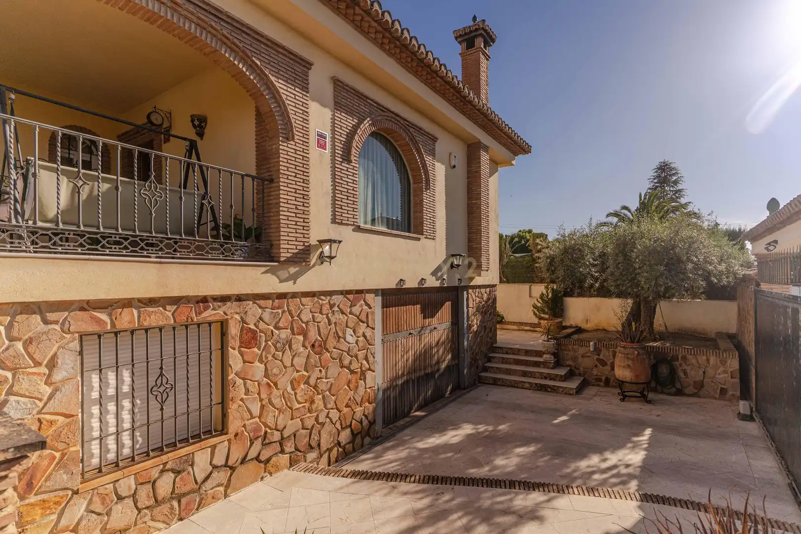 Vista exterior de Casa o xalet en venda en La Zubia amb Jardí privat, Traster i Piscina