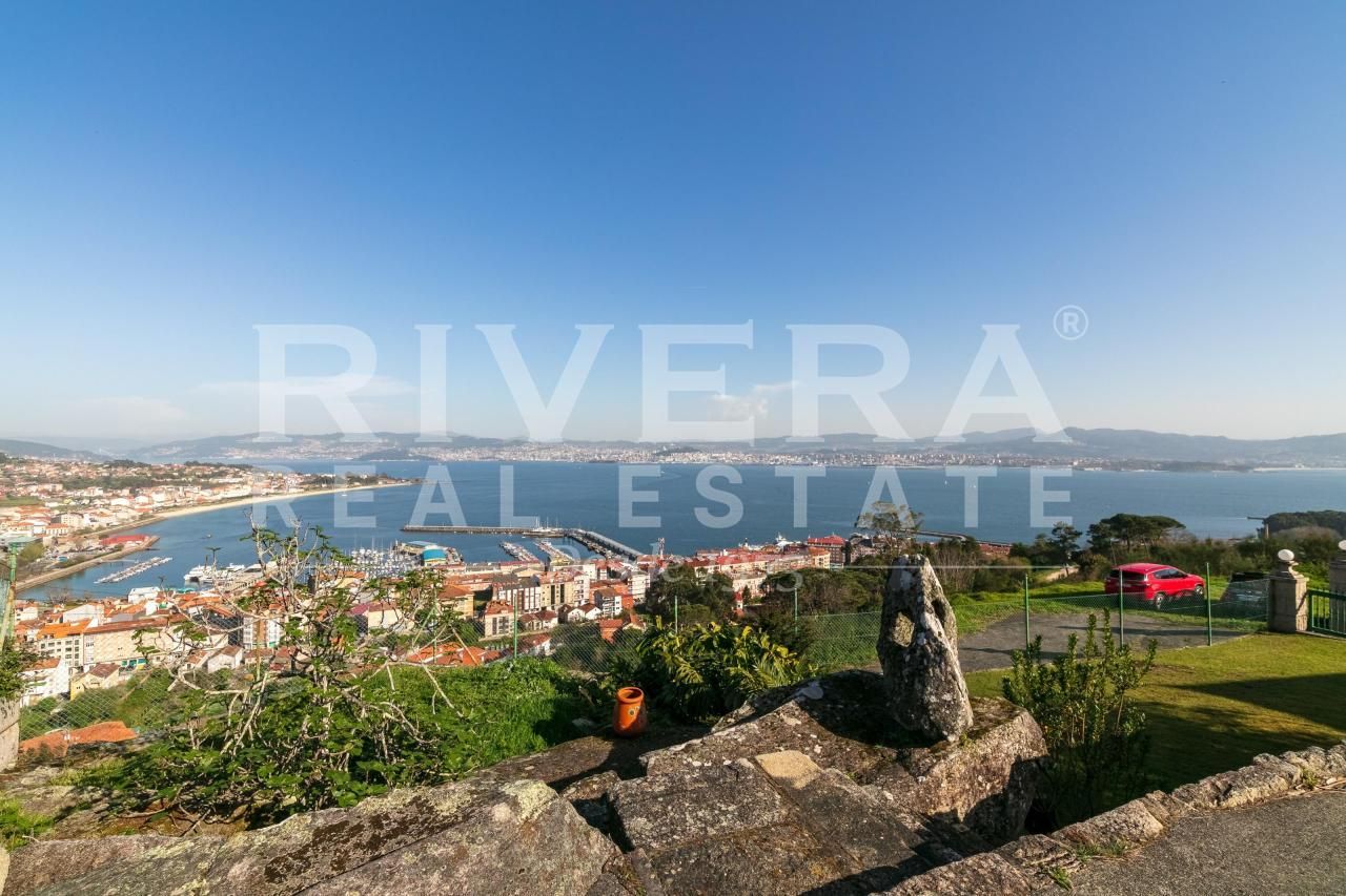Vista exterior de Casa o xalet en venda en Cangas  amb Calefacció, Jardí privat i Moblat
