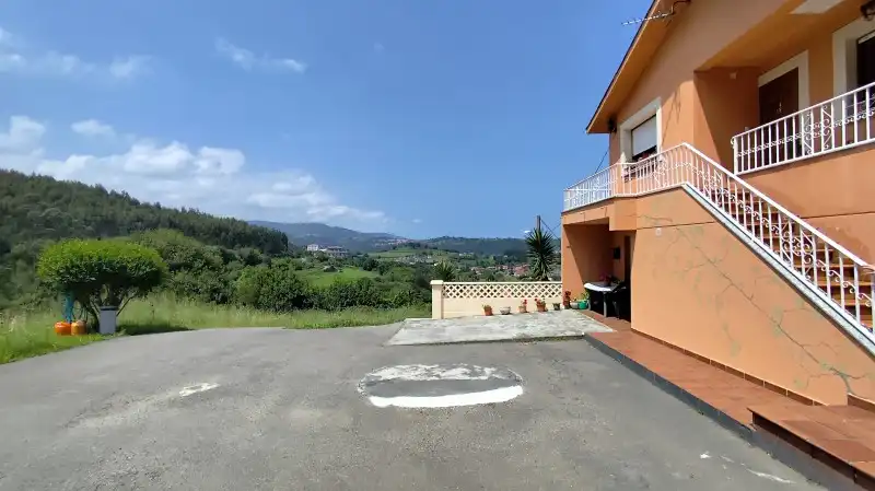 Vista exterior de Casa o xalet en venda en Soto del Barco amb Calefacció, Traster i Balcó