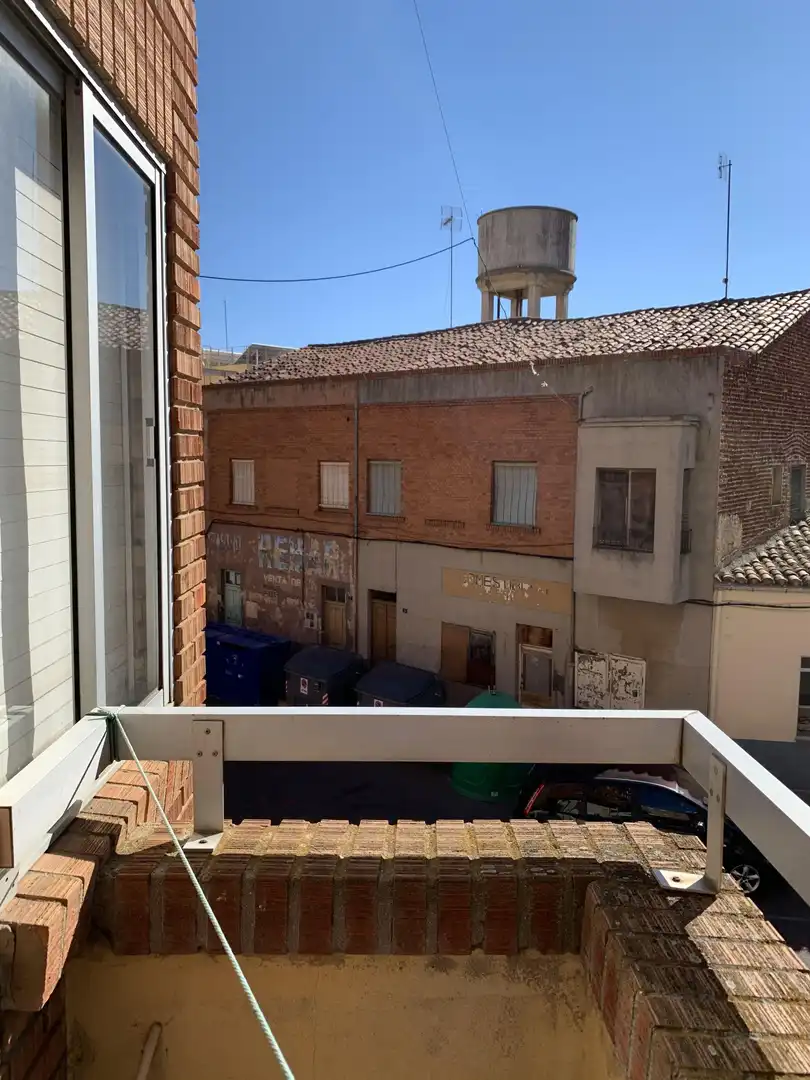 Vista exterior de Piso en venta en Benavente con Trastero