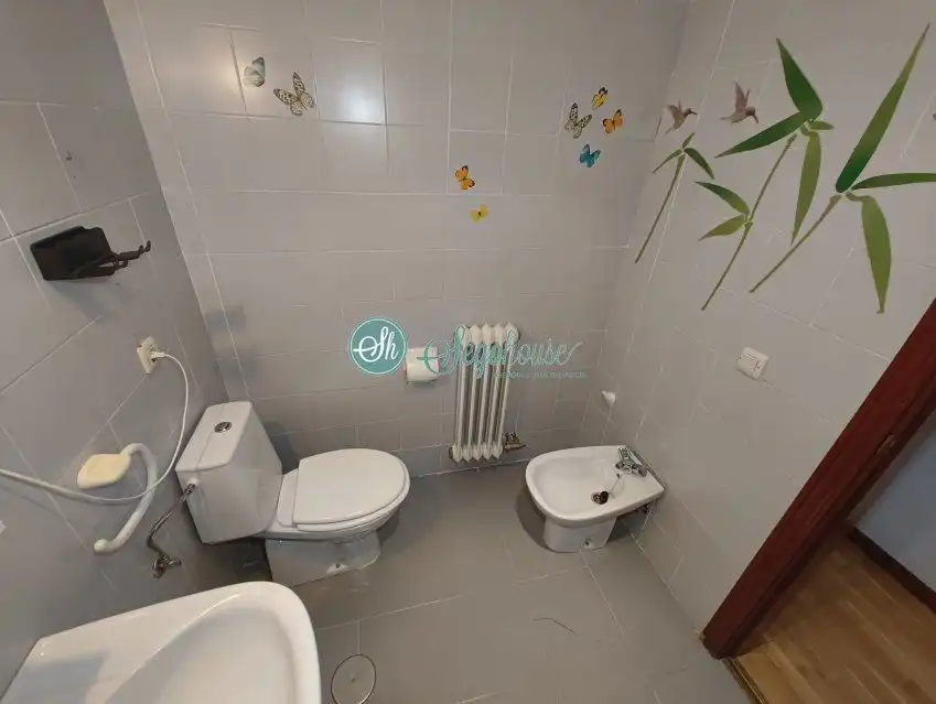 Baño de Piso en venta en Segovia con Calefacción y Terraza
