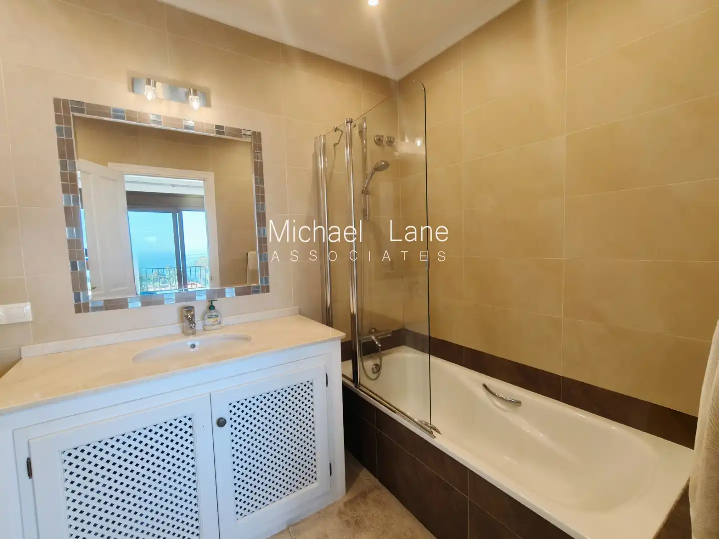 Bathroom of Houses for sale in Sotogrande  with Air Conditioner, Heating and Private garden