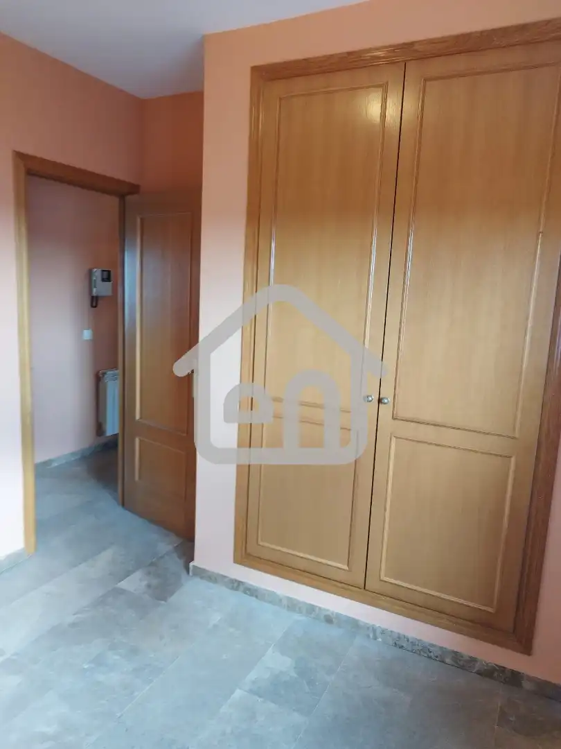 Einfamilien-Reihenhaus zum Verkauf in Requena mit Klimaanlage und Balkon