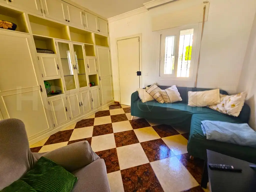 Sala d'estar de Casa adosada en venda en Benalmádena amb Terrassa i Moblat
