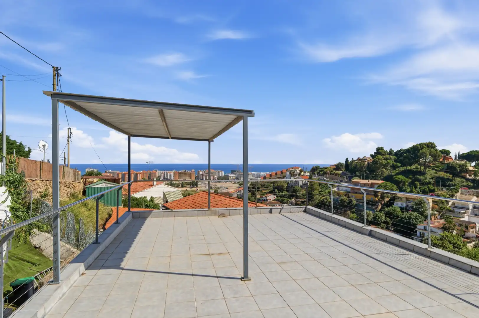 Terrasse von Einfamilien-Reihenhaus zum Verkauf in Santa Susanna mit Klimaanlage, Privatgarten und Terrasse