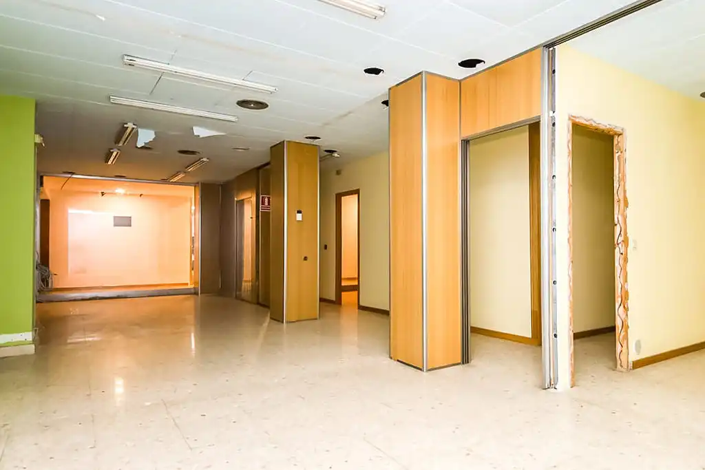 Gewerbefläche zum Verkauf in Av Prat de la Riba, imagen 3