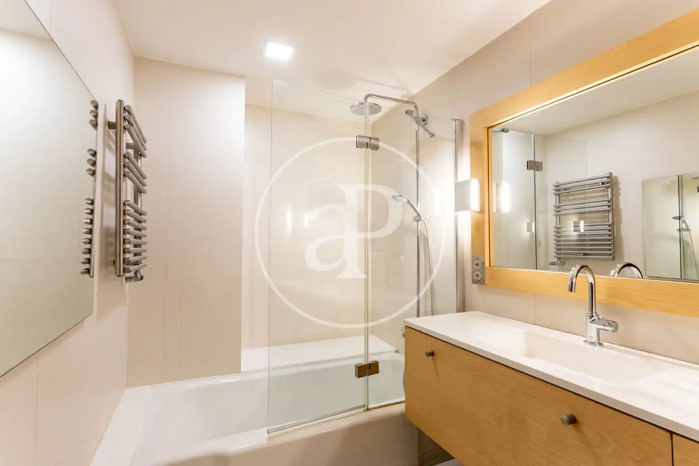 Badezimmer von Dachboden zur Miete in Barcelona mit Klimaanlage, Heizung und Terrasse