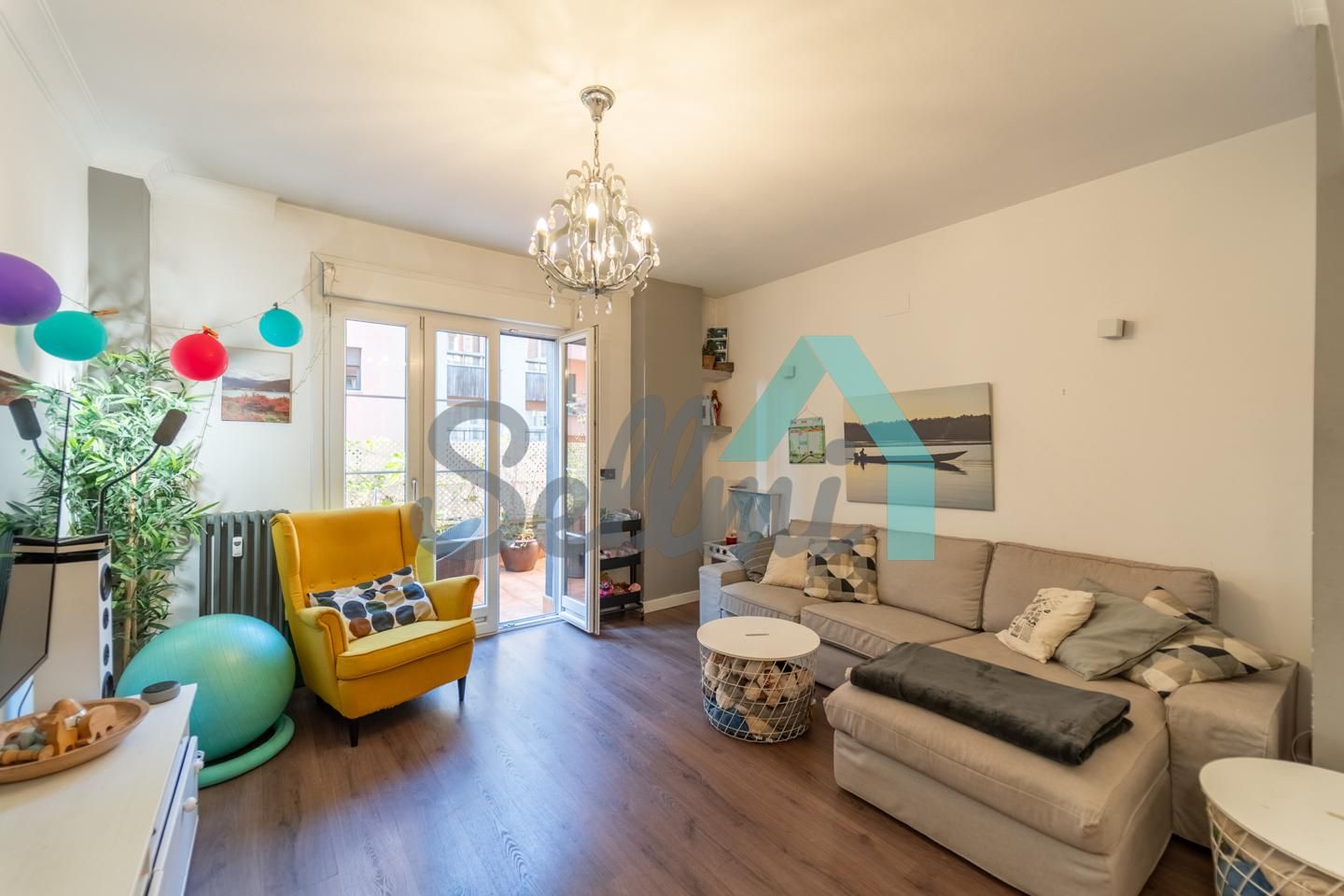 Sala d'estar de Pis en venda en Oviedo  amb Calefacció, Terrassa i Traster