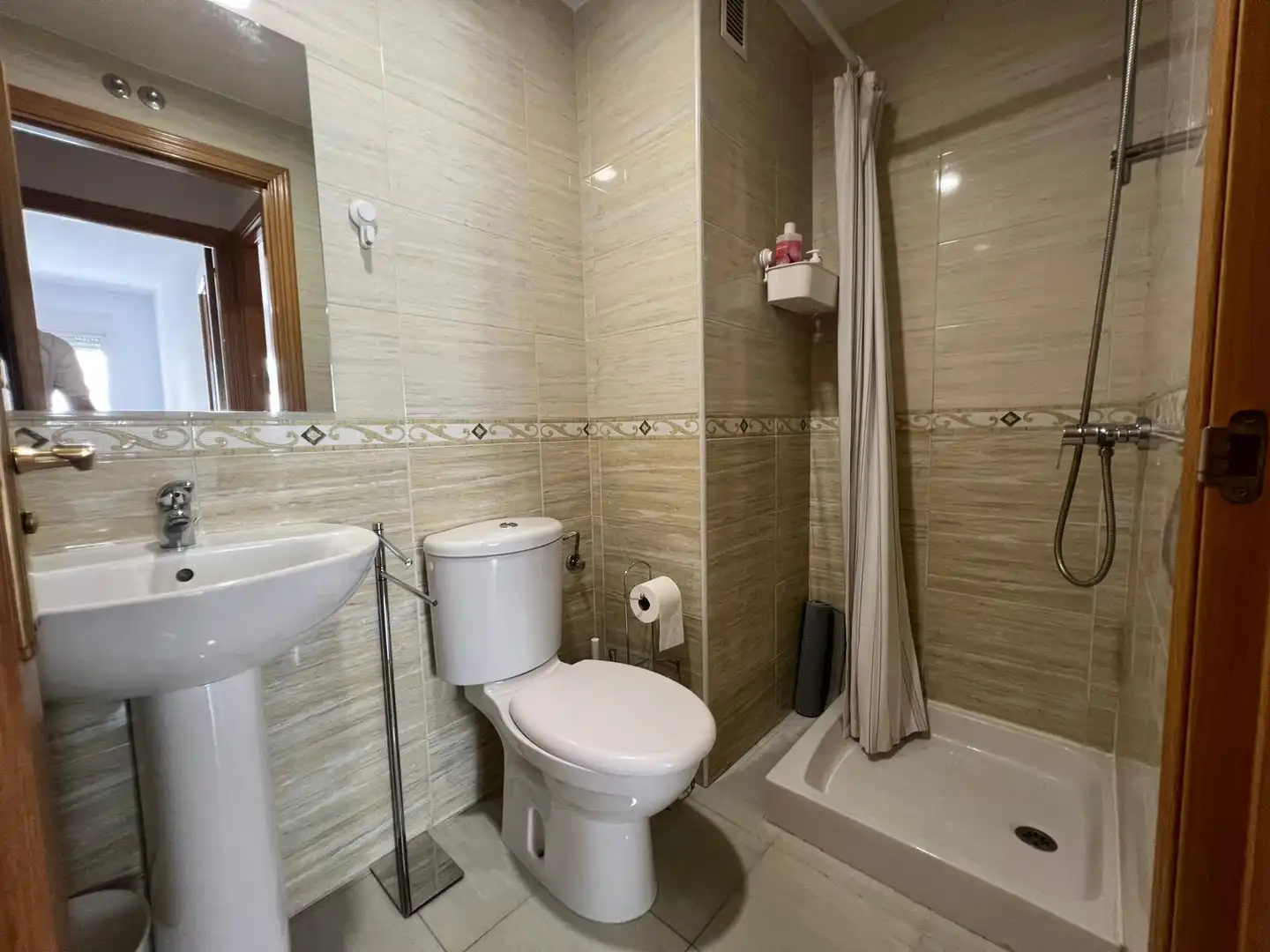 Bathroom of Flat for share in Madrid  with Heating, Furnished and Oven