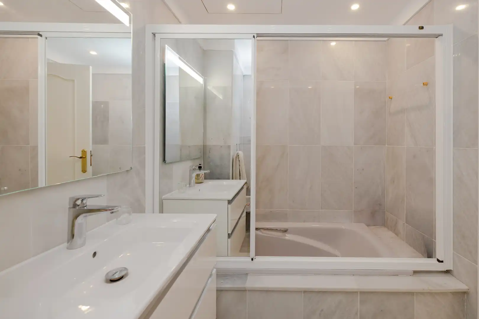 Baño de Piso en venta en Marbella con Aire acondicionado, Calefacción y Terraza