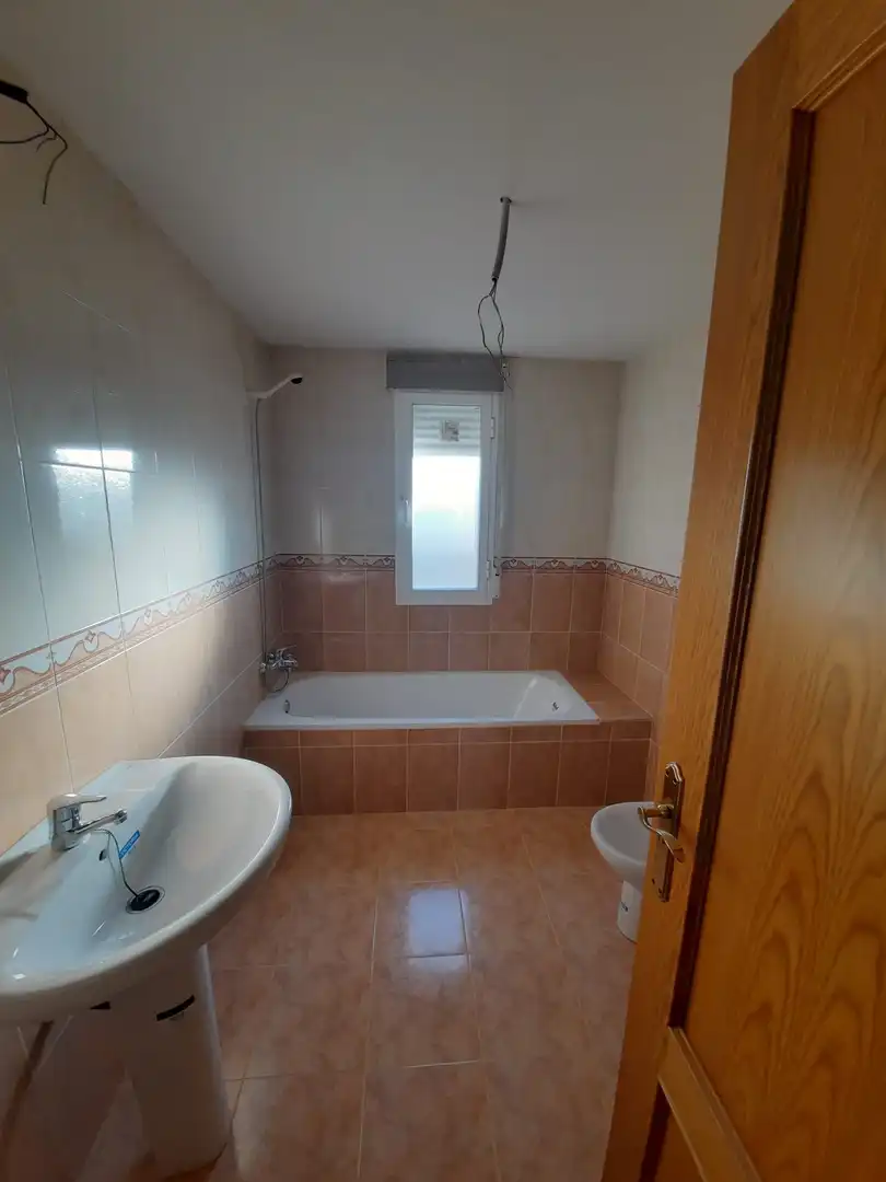 Badezimmer von Einfamilien-Reihenhaus zum Verkauf in Lillo mit Heizung und Möbliert