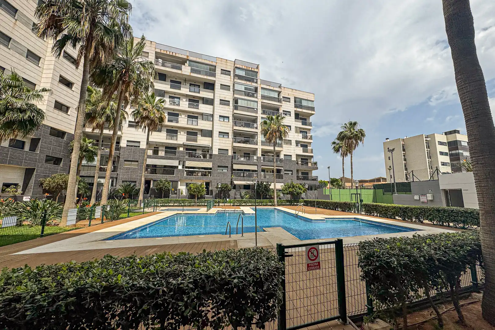 Piscina de Pis en venda en  Almería Capital amb Aire condicionat, Calefacció i Terrassa