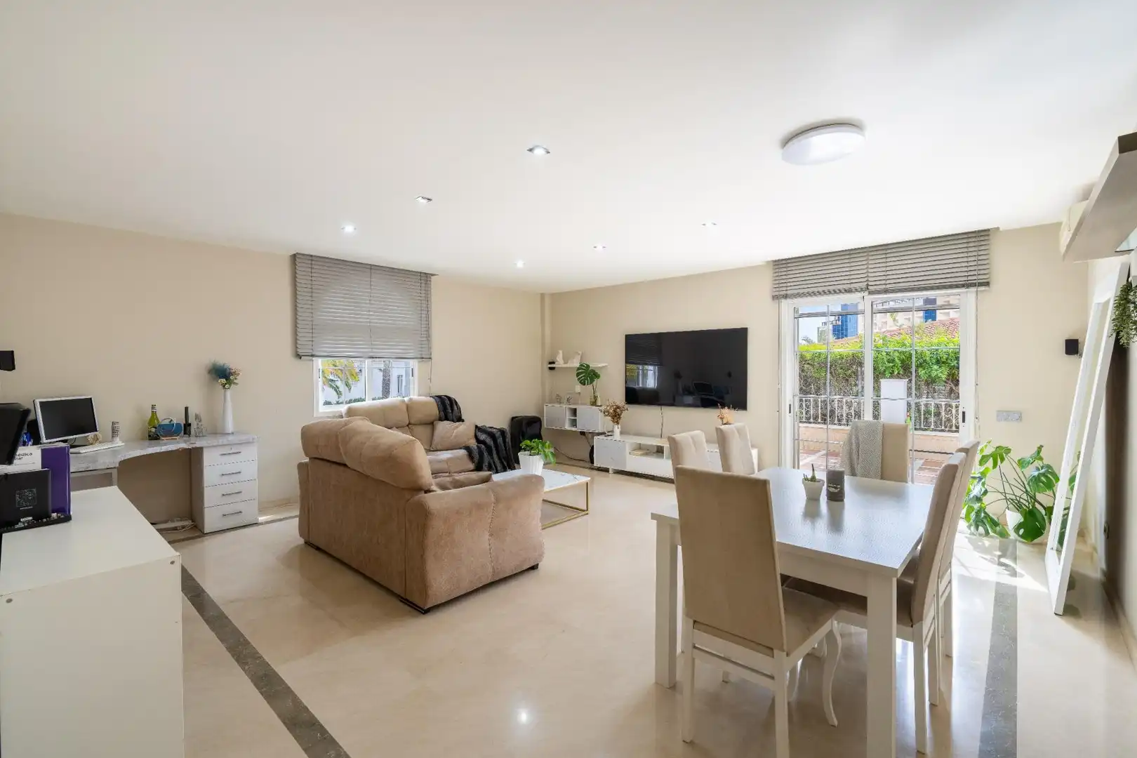 Sala de estar de Casa o chalet en venta en Roquetas de Mar con Aire acondicionado, Calefacción y Jardín privado