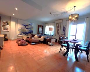 Sala d'estar de Casa adosada en venda en Montequinto amb Aire condicionat, Jardí privat i Terrassa