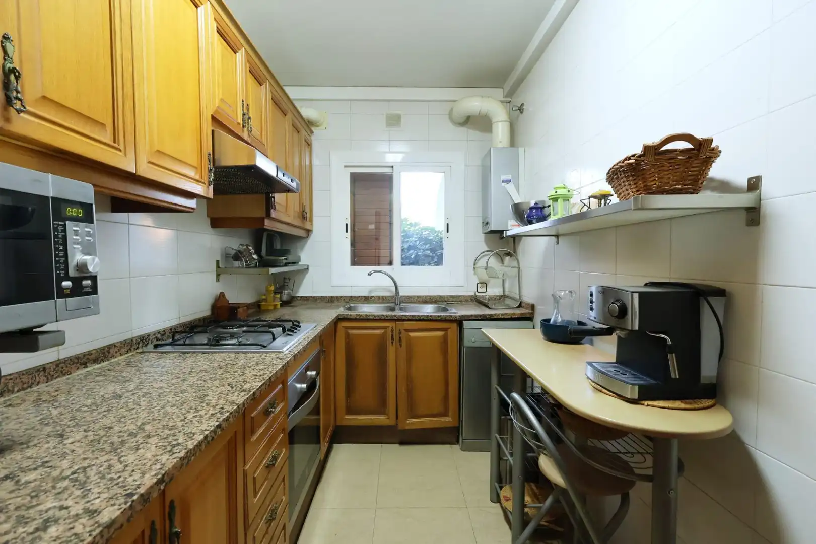 Cuina de Casa o xalet en venda en Cunit amb Jardí privat, Terrassa i Piscina comunitària