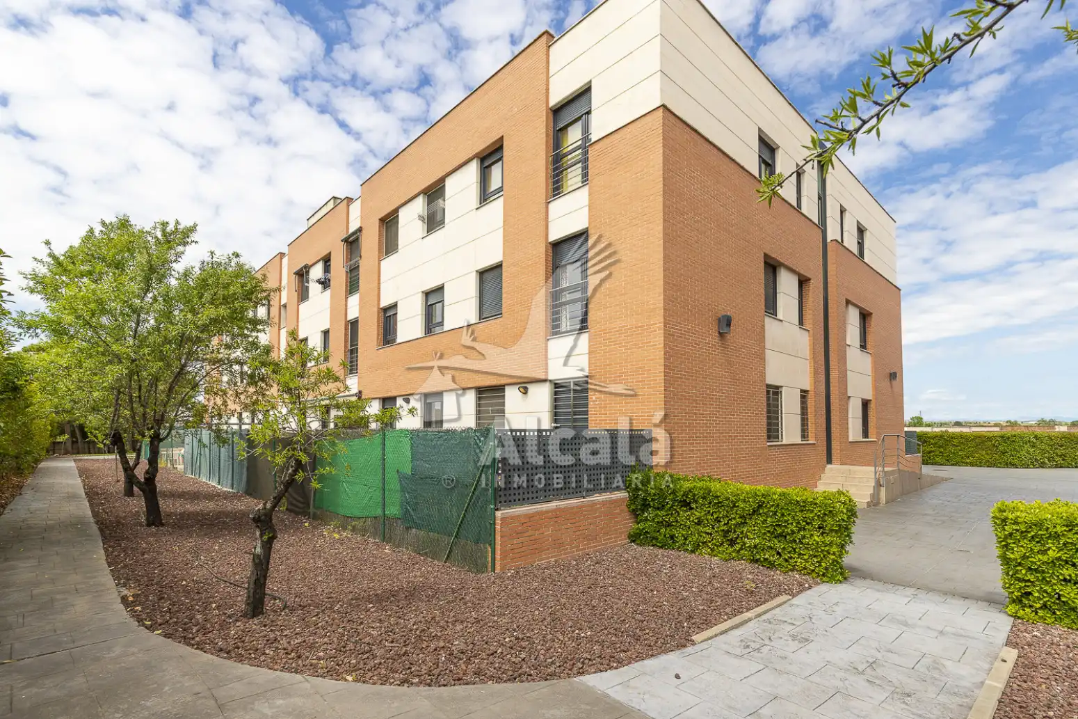 Vista exterior de Piso en venta en Alcalá de Henares con Aire acondicionado, Calefacción y Jardín privado