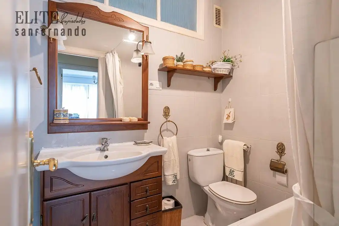 Badezimmer von Wohnung zum Verkauf in Santander mit Parkett