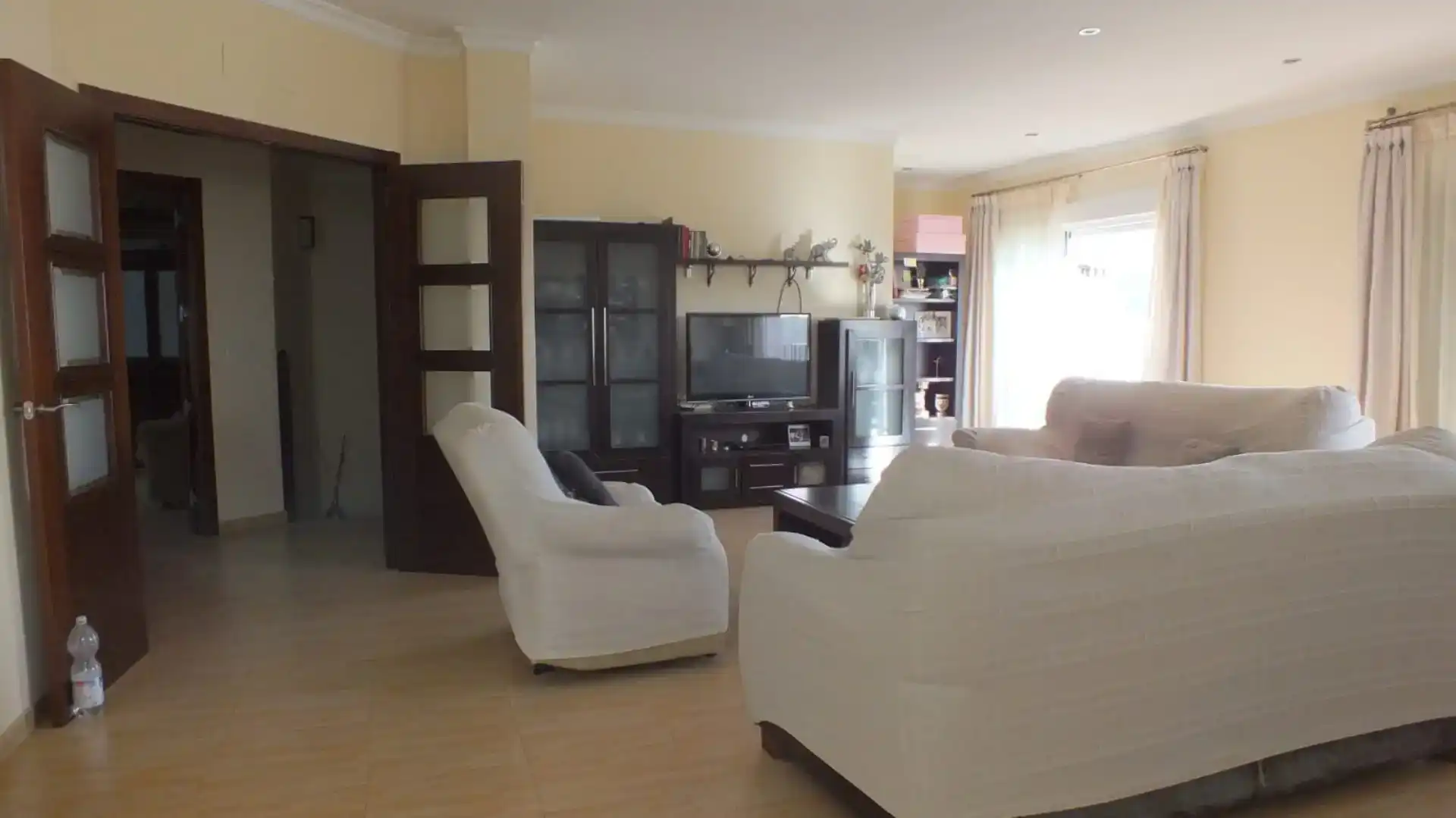 Sala d'estar de Casa adosada en venda en Iznájar amb Aire condicionat i Balcó