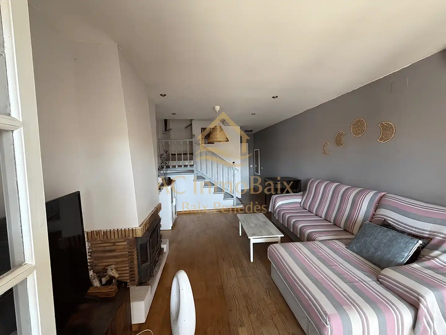 Sala d'estar de Casa adosada en venda en Cubelles amb Parquet i Terrassa