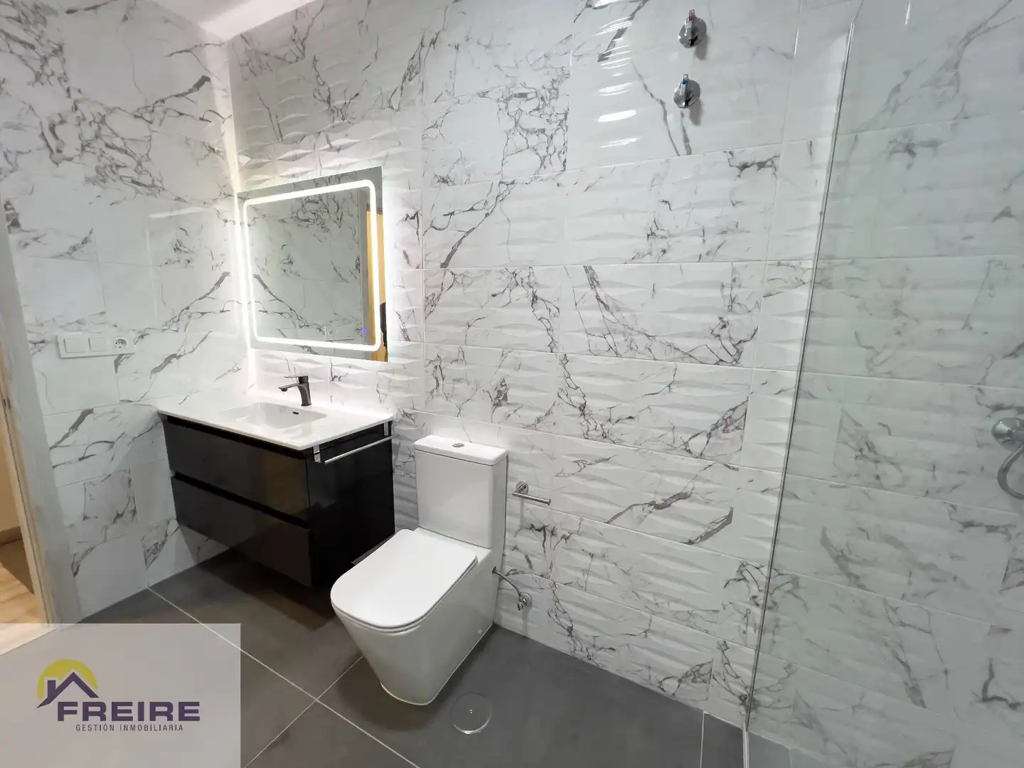 Bathroom of Flat for sale in Bueu  with Air Conditioner and Heating