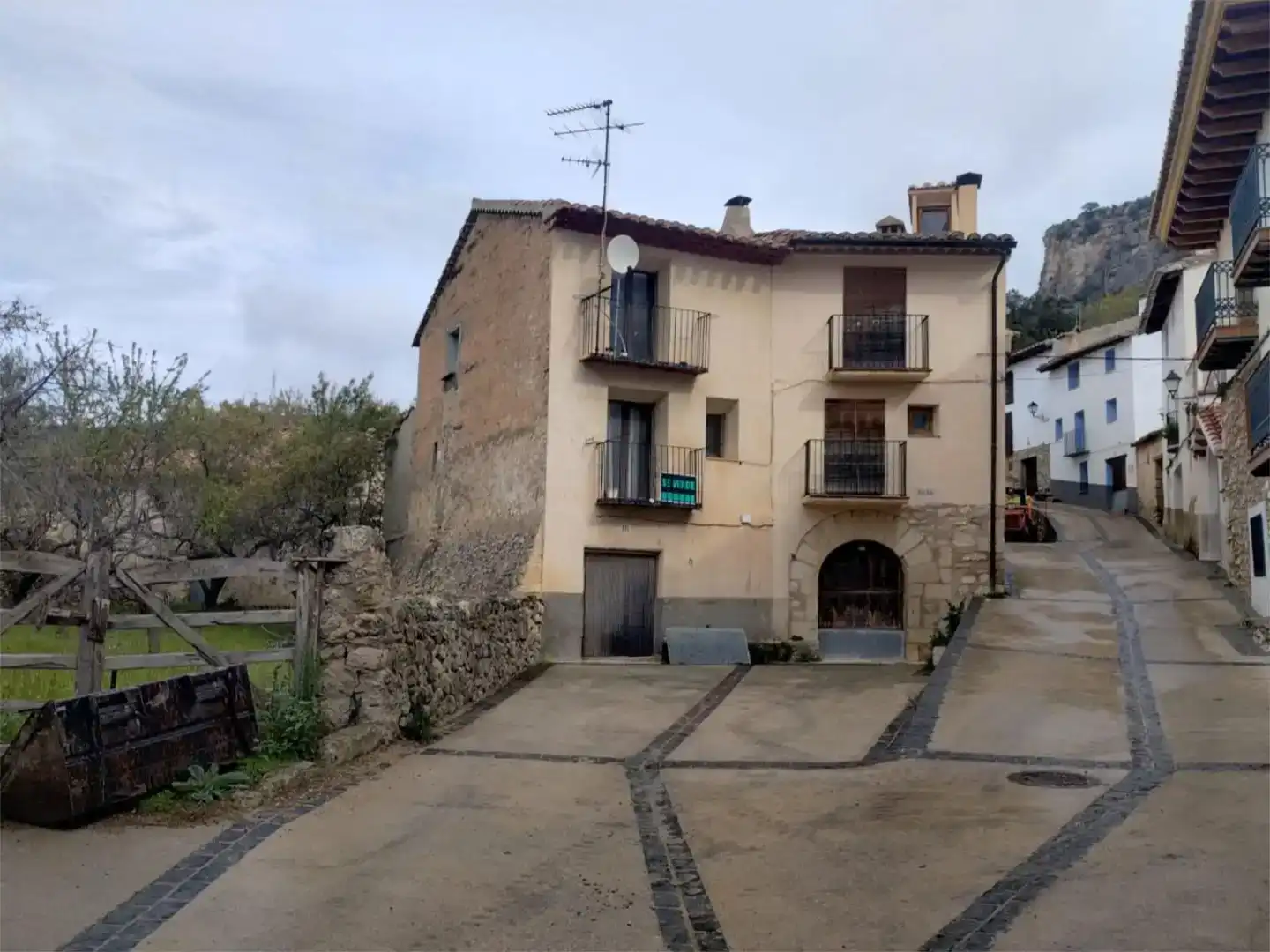 Vista exterior de Casa adosada en venda en Morella amb Terrassa i Balcó