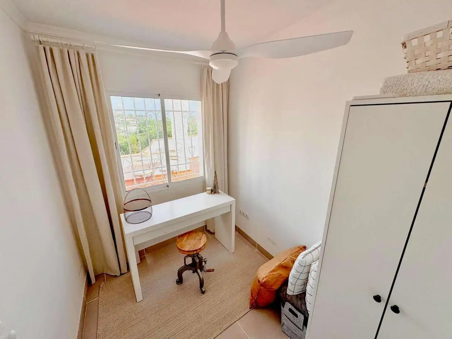 Dormitori de Casa o xalet en venda en Nerja amb Aire condicionat i Piscina