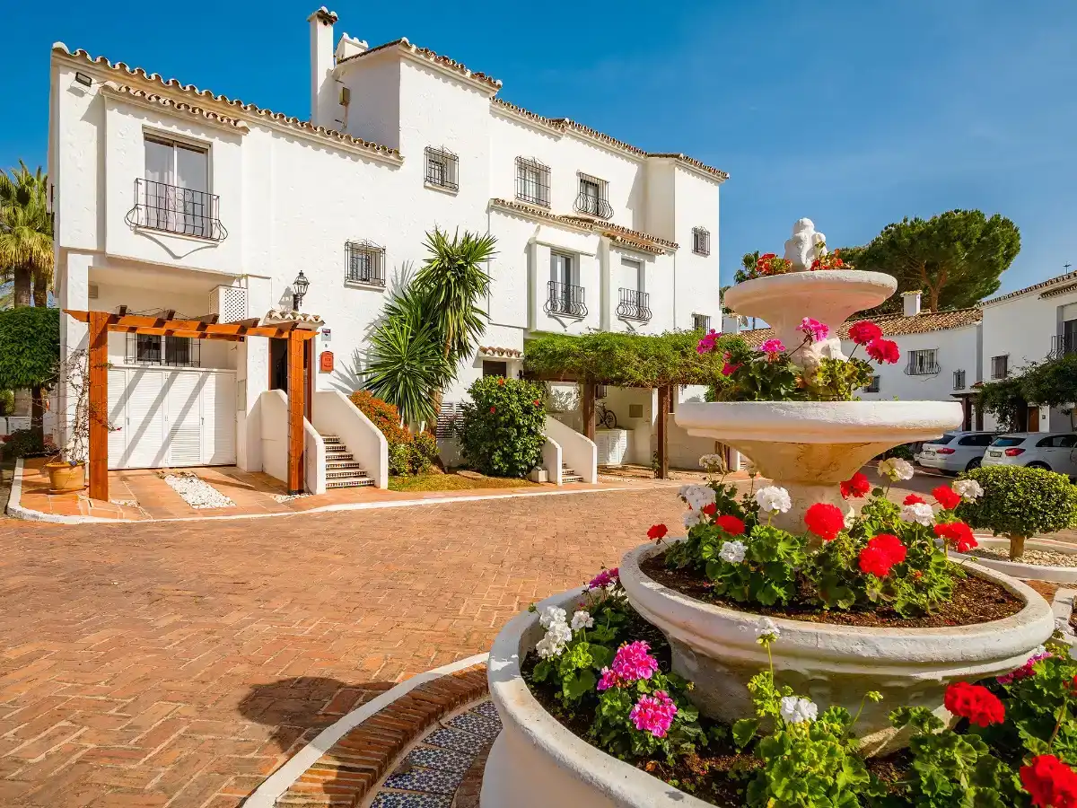 Außenansicht von Wohnung zur Miete in Marbella mit Klimaanlage, Privatgarten und Parkett