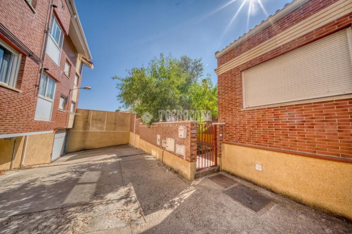 Vista exterior de Casa adosada en venda en Villanubla amb Calefacció