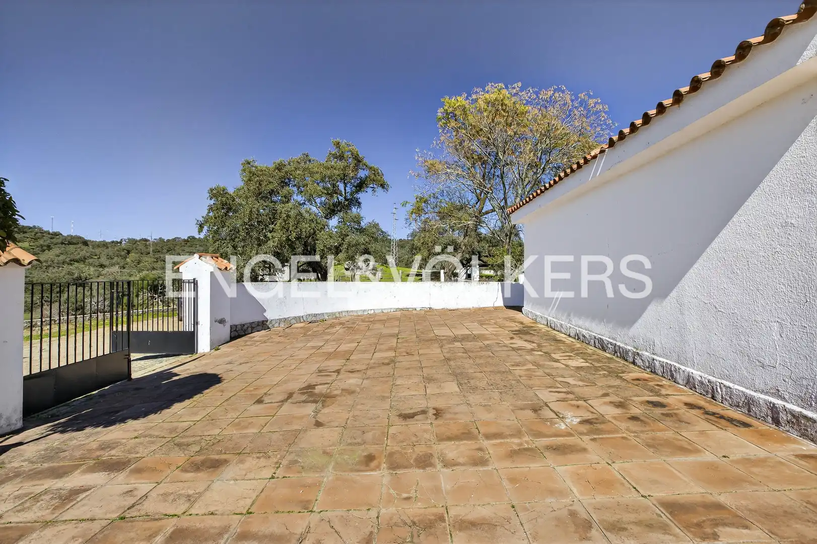 Vista exterior de Finca rústica en venta en El Castillo de las Guardas con Aire acondicionado, Calefacción y Jardín privado
