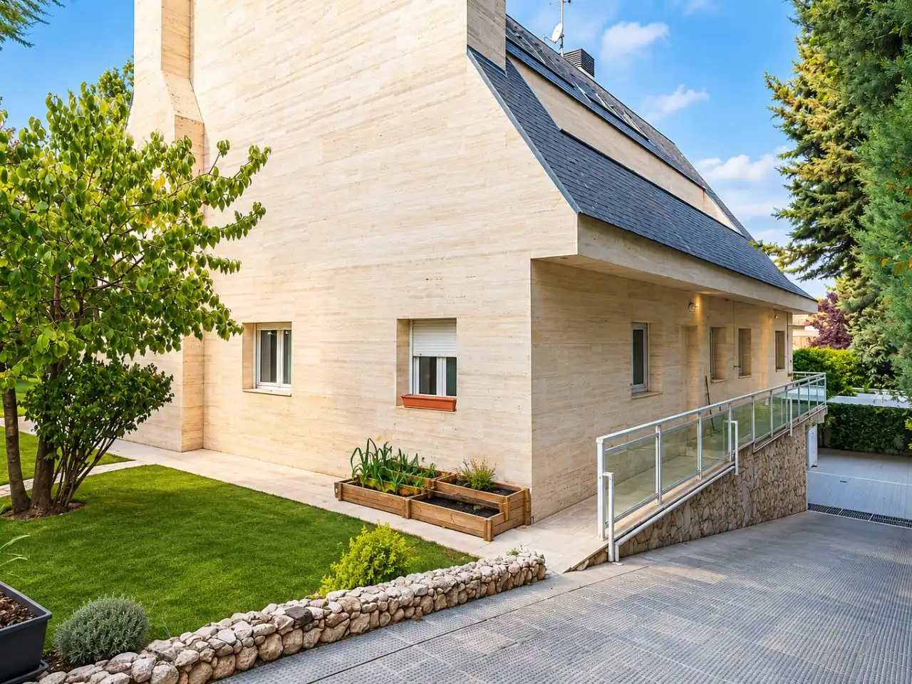 Vista exterior de Casa o chalet en venta en Urbanización La Moraleja