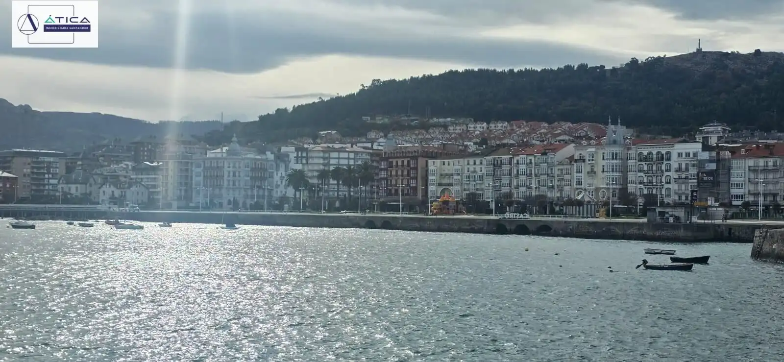 Vista exterior de Casa adosada en venda en Castro-Urdiales amb Aire condicionat, Calefacció i Jardí privat