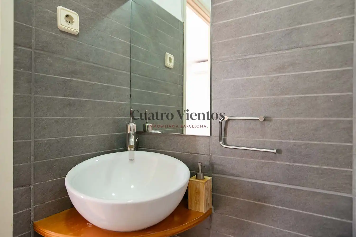 Badezimmer von Dachboden zur Miete in Barcelona mit Klimaanlage, Heizung und Parkett