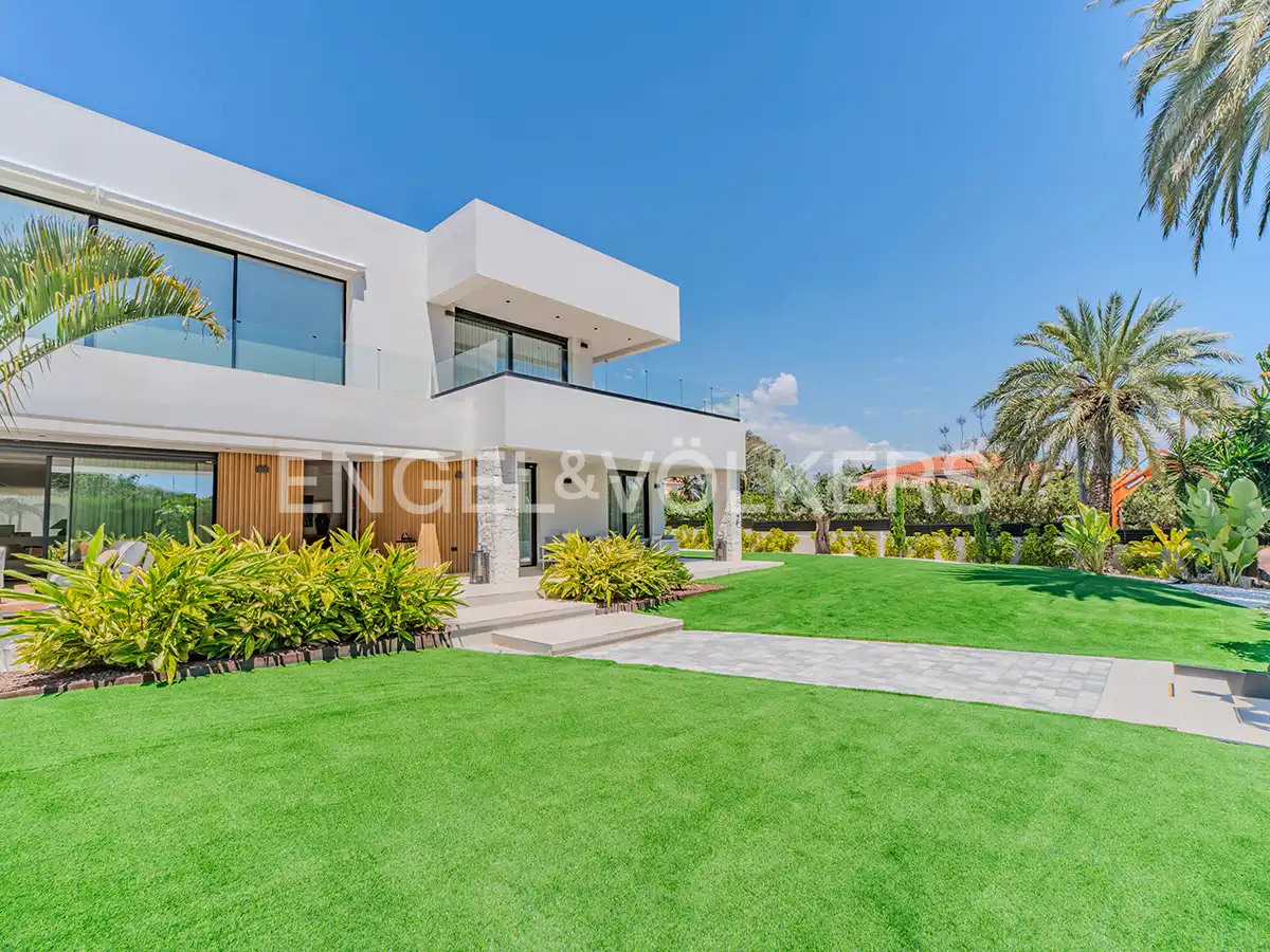 Vista exterior de Casa o xalet en venda en Alicante / Alacant amb Aire condicionat, Calefacció i Jardí privat