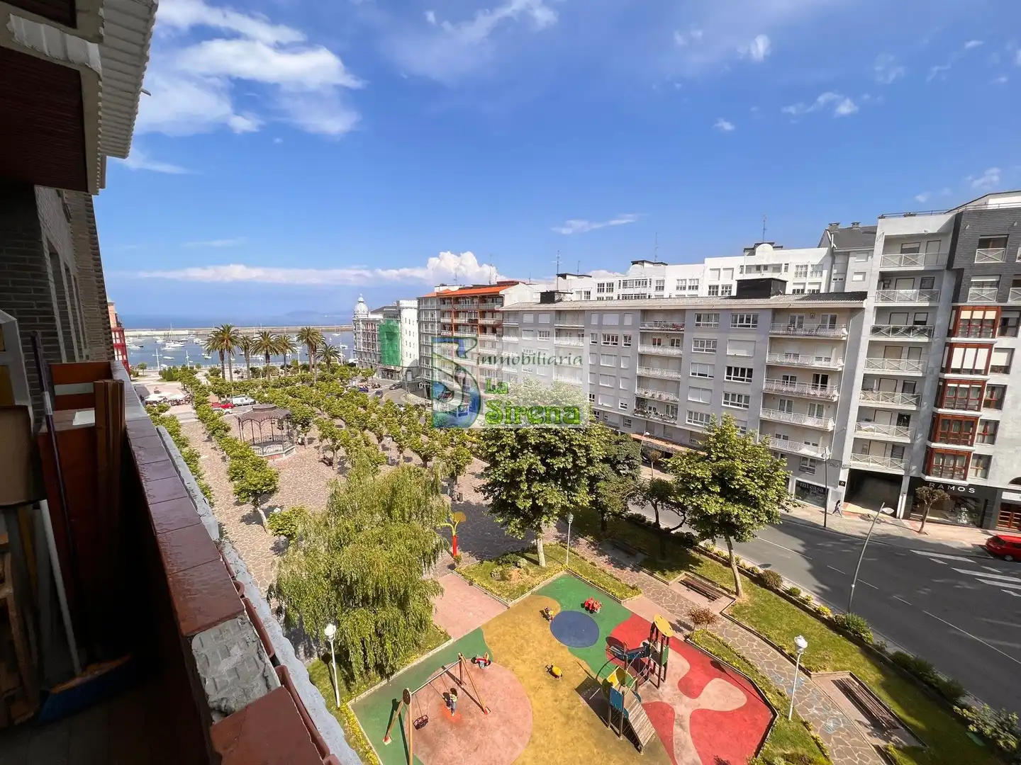 Vista exterior de Piso en venta en Castro-Urdiales con Calefacción, Terraza y Amueblado