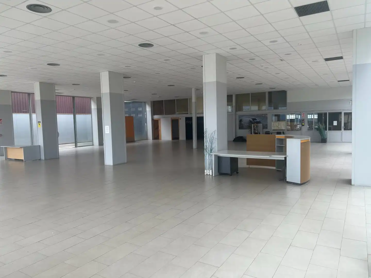 Fabrikhallen zur Miete in Narón mit Alarm